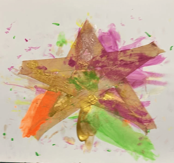 Stella - Un'opera astratta e polimaterica che raffigura una grande stella a cinque punte centrata su uno sfondo bianco.