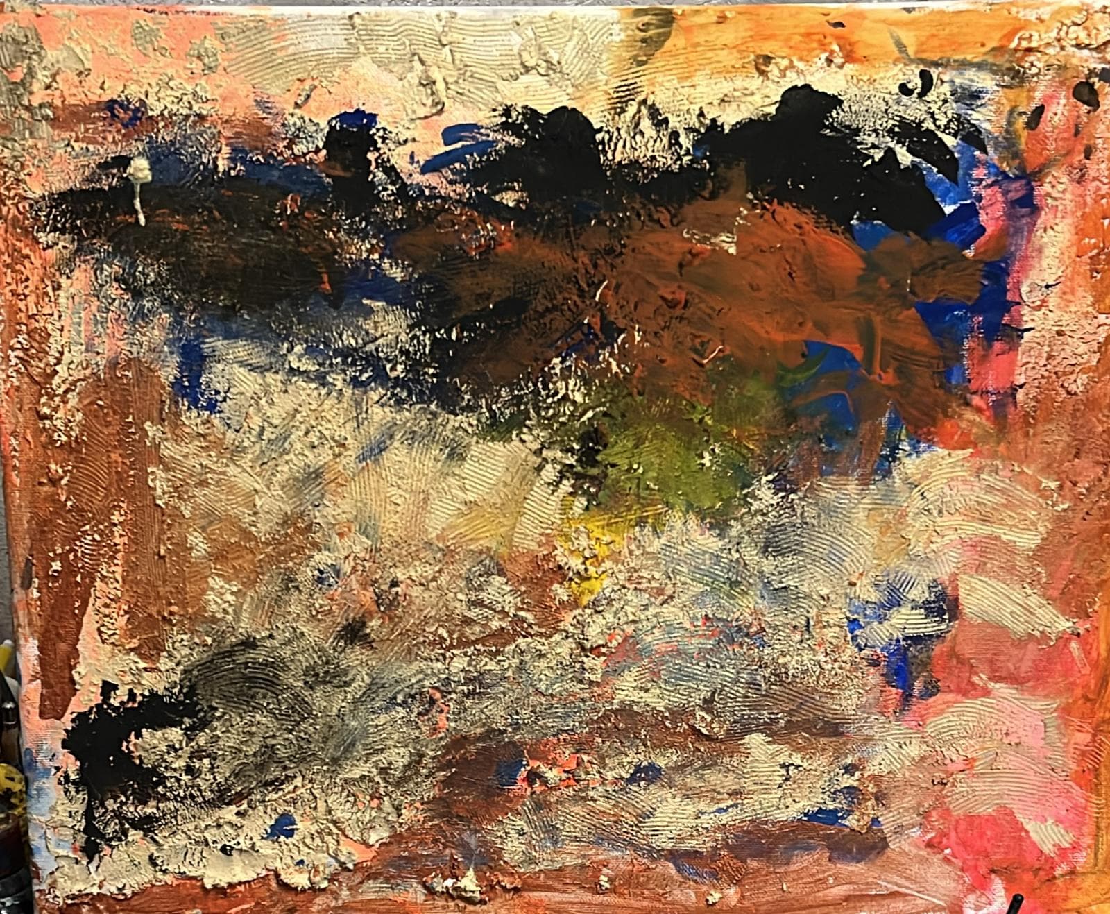 Bagliori di luce - Quest'opera, intitolata "Bagliori di luce", si presenta come un'esplosione di astrattismo materico dove la pittura abbandona la bidimensionalità per farsi sostanza scultorea. La superficie è caratterizzata da un fitto reticolo di solchi e striature circolari, segni lasciati da spatole o strumenti dentati che conferiscono al quadro un dinamismo quasi tellurico.